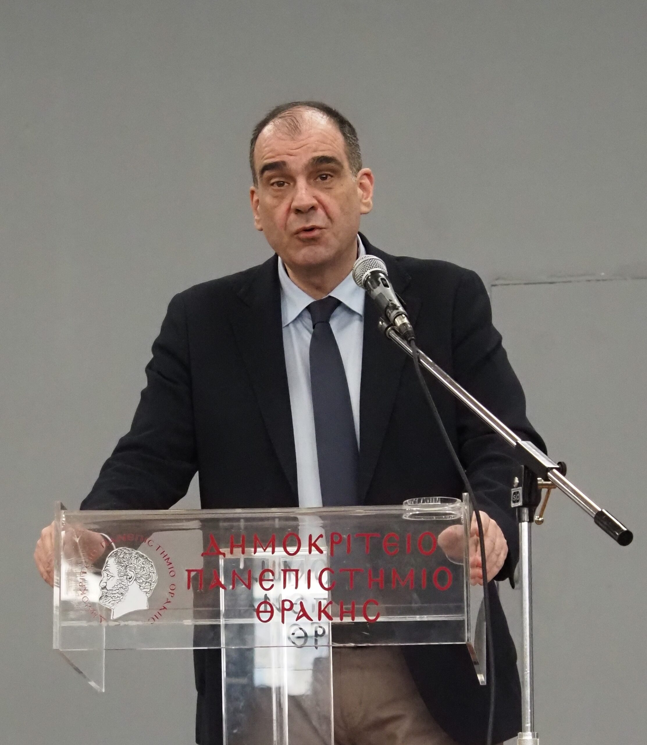 1. Ο Κοσμήτορας Καθηγητής κ. Ευθ. Λαμπρίδης