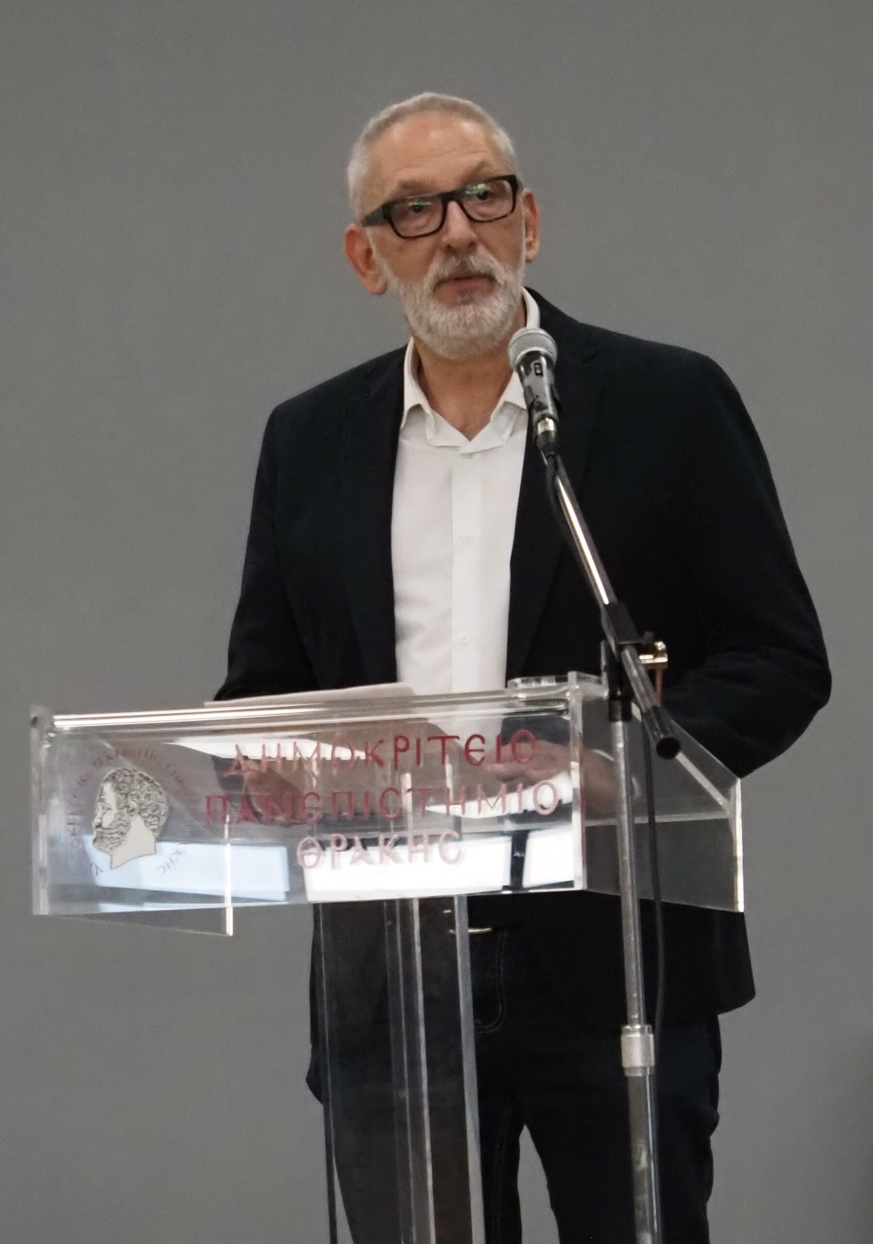 2. Ο Αναπληρωτής Κοσμήτορας Καθηγητής κ. Ι. Ντεληγιάννης