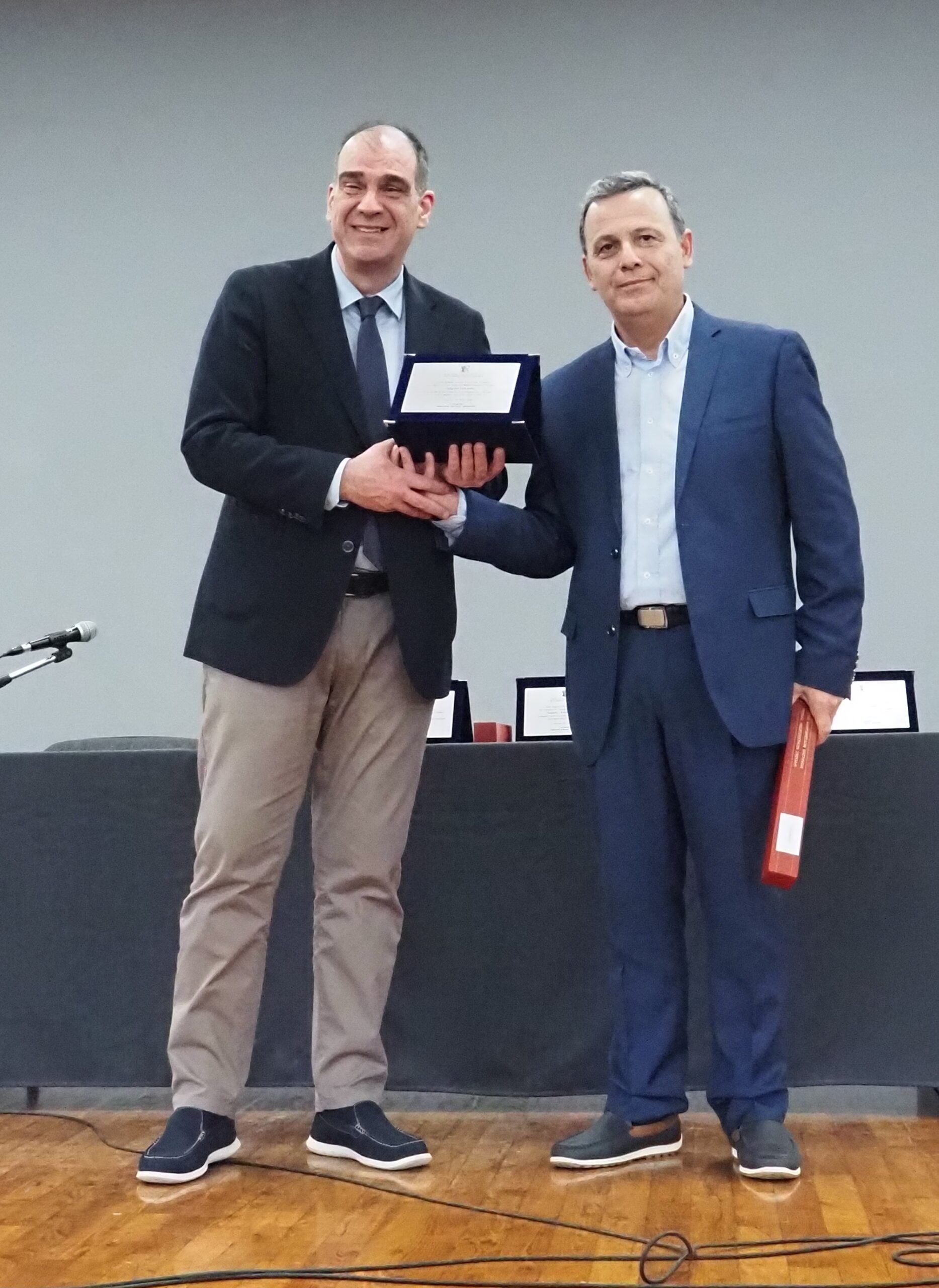 3. Απονομή στον κ. Καθηγητή Γ. Σαλακίδη